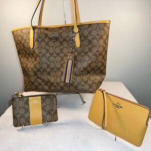 Coach Signature City Tote with 2 wristlets in Honeycomb with matching charm